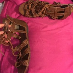 Multiple pairs of shoes size 6/7- $6 all or 2ea